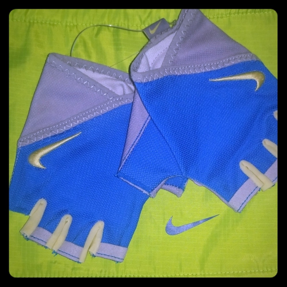 NWOT Nike essential fitness gloves